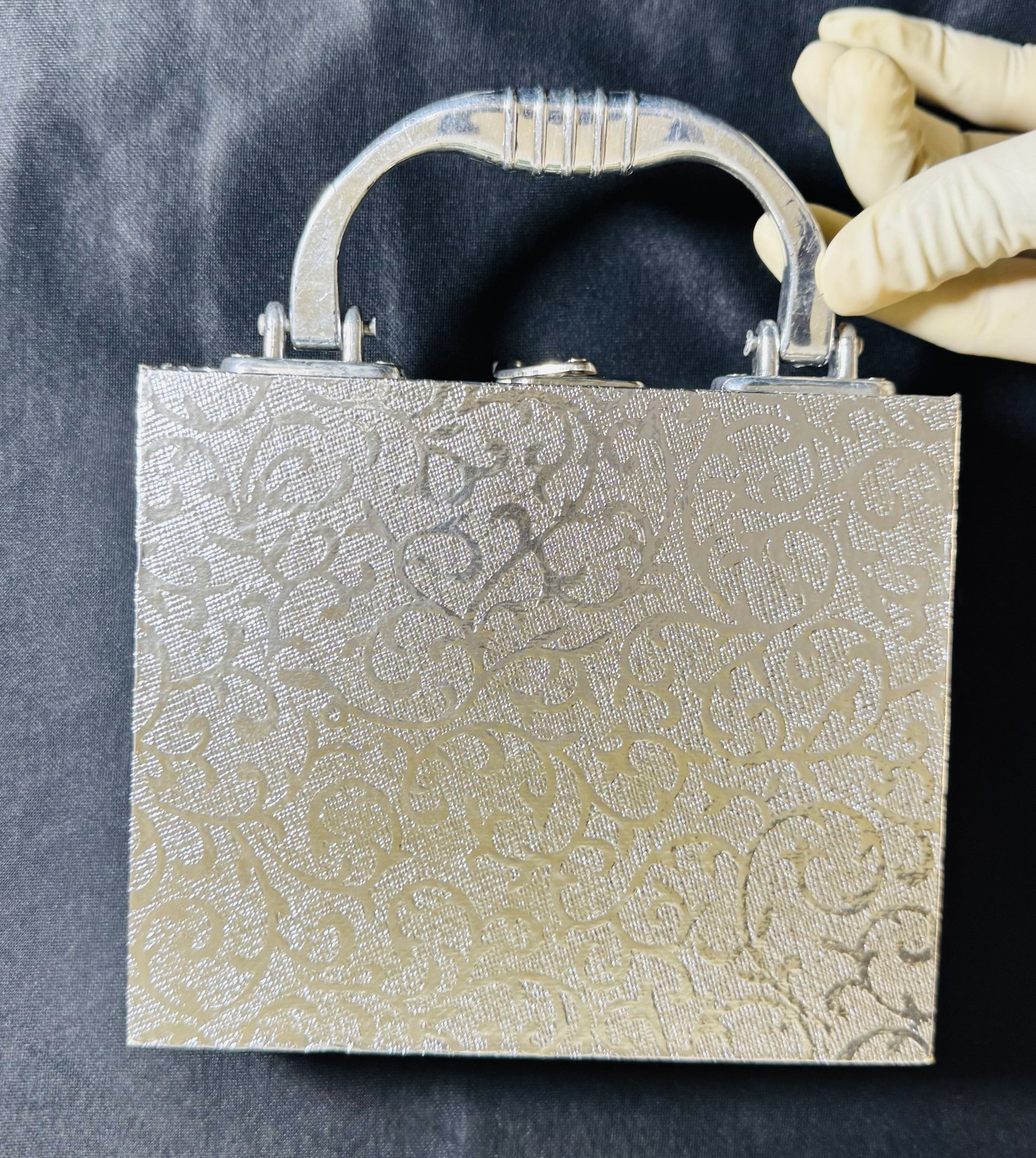 999 Silver Divine Darshan Sandook – Krishna & Radha Frame Set